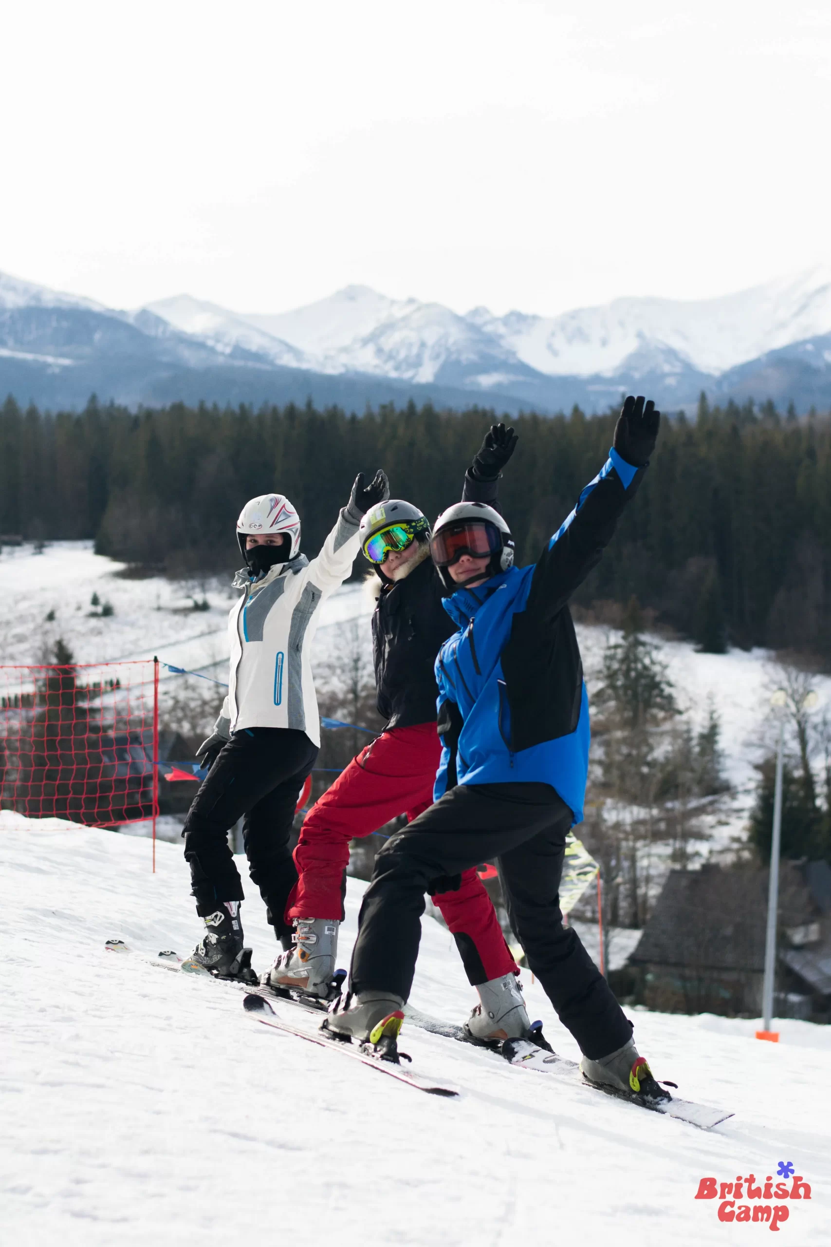 Кемпери British Camp на засніжених схилах Карпат